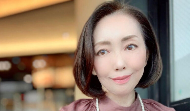 還暦を前にインスタを始めたakkoさんは輝くプラチナエイジ目指して 