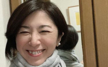 1969年生まれの岡田美智子さんは死別を乗り越えてアクセサリー作家として活動中